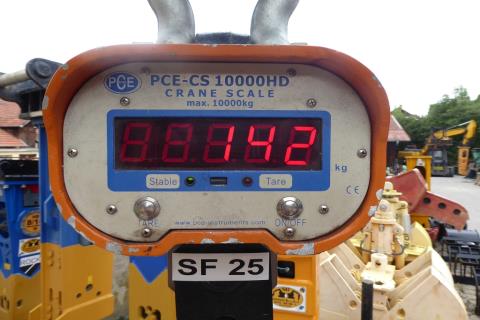 Stubbenfräse ART-1-001 – Kranwaage PCE-CS 10000HD Nahaufnahme, zeigt 142 kg, Etikett SF 25