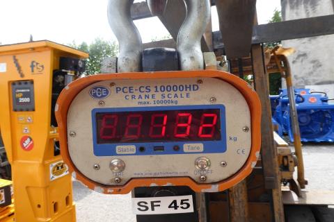 Stubbenfräse ART-1-002 – Kranwaage PCE-CS 10000HD Nahaufnahme, zeigt 138 kg, Etikett SF 45