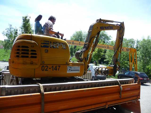 Flächenfräse ART-1-003 – montiert an Komatsu PC20R Minibagger, Verladung auf Transporter, Fahrer sichtbar
