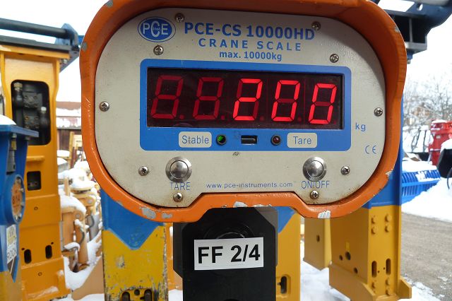 Flächenfräse ART-1-004 – Kranwaage PCE-CS 10000HD Nahaufnahme, zeigt 200 kg, Etikett FF 2/4