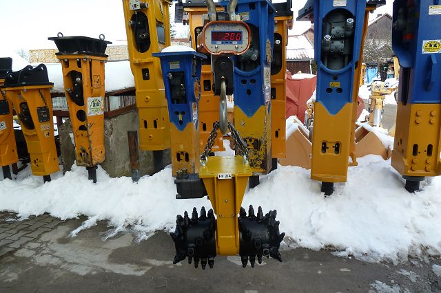 Flächenfräse ART-1-004 – Kranwaage zeigt 200 kg, Weitwinkel Lagerhof mit Schnee