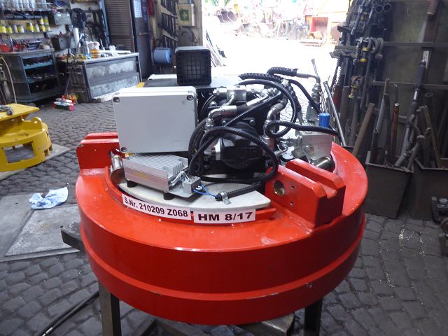 Hydraulik-Abbruch-Magnet ART-1-013 – Werkstatt, geöffnete Elektronikeinheit mit Steuerkasten und Ampel