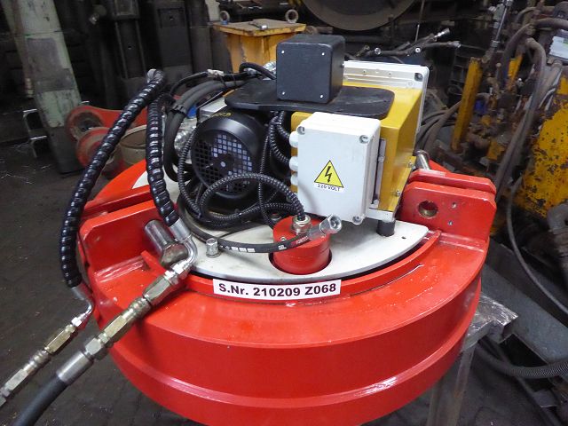 Hydraulik-Abbruch-Magnet ART-1-013 – Werkstatt, Nahaufnahme Elektronik mit 220-Volt-Warnaufkleber