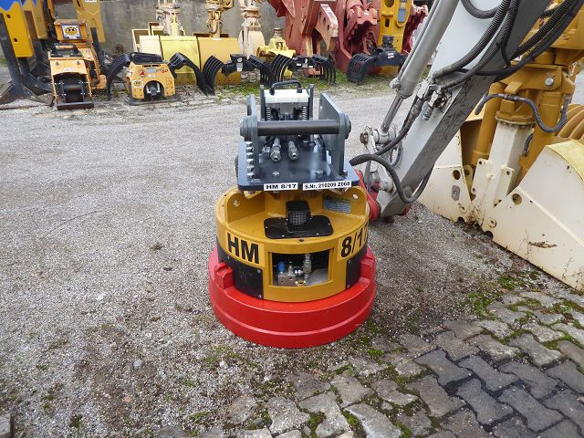 Hydraulik-Abbruch-Magnet ART-1-013 – am Bagger über Schnellwechsler montiert