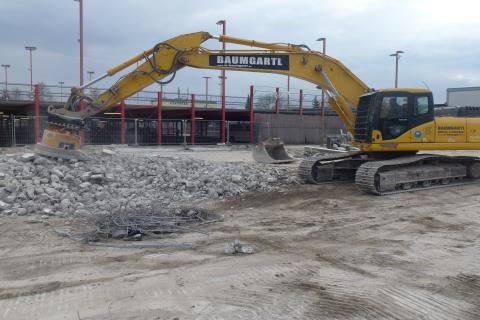ACHTUNG kein Foto dieses Artikels – Bagger der Firma Baumgartl auf Abbruchbaustelle mit einem anderen Anbauwerkzeug (kein Magnet), fälschlich zugeordnet