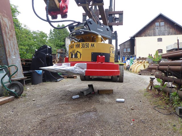 Hydraulik-Abbruch-Magnet ART-1-020 – an einem Teleskoplader mit Tiltrotator montiert, hebt Schrottteile (Funktionstest)