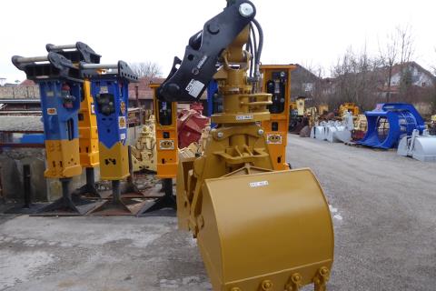 SW-Adapter Oilquick OQ65 ART-271-050 – montiert am Baggerarm mit angeschlossenem Löffel