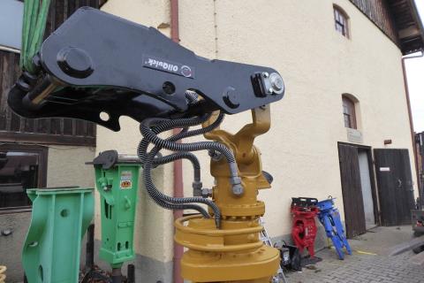SW-Adapter Oilquick OQ65 ART-271-050 – montiert mit Rotator, Etikett Oilquick sichtbar