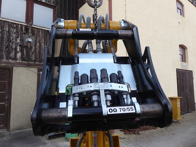 Vollhydraulischer SW-Adapter (Schnellwechsler) für Pendelgreifer-Aufnahme OILQUICK OQ 70/55