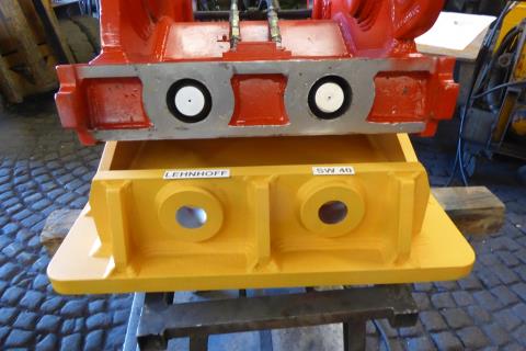 SW-Adapterplatte Lehnhoff SW 40 ART-271-074 – Werkstatt, Nahaufnahme Passprobe mit rotem Fremdgerät HS40 (nicht der konkrete Artikel)