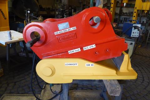 SW-Adapterplatte Lehnhoff SW 40 ART-271-074 – Werkstatt, Passprobe mit rotem Fremdgerät (Etikett 'HS40 hvdr.' / 'OCC 419-1', nicht der konkrete Artikel)