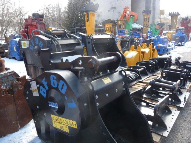Kompatible Backen-Brecher-Löffel MB Crusher Baureihe BF60-1 und BF90 im Lagerhof – zeigt nicht die Adapterplatte selbst, bestätigt aber die Kompatibilität mit der MB-Crusher-BF-Baureihe