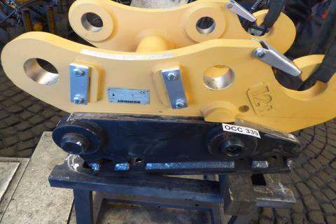SW-Adapterplatte SW 48 ART-271-096 – Passprobe – Adapterplatte montiert an Liebherr-Baggerausleger, Etikett 'OCC 339' (anderes Gerät aus dem Bestand, nur Montagedemonstration)