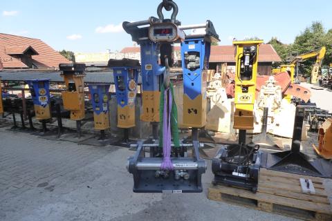 SW-Adapterplatte SW 48 Likufix ART-271-100 – Weitwinkel-Aufnahme im Lagerhof, Adapterplatte hängt am Kranhaken mit Kranwaage zwischen weiteren Hydraulikhämmern