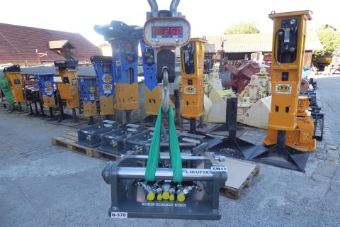 SW-Adapterplatte SW 48 Likufix ART-271-104 – Übersichtsaufnahme im Lagerhof, an Kranwaage hängend zwischen weiteren Hydraulikhämmern, Anzeige zeigt 250 kg