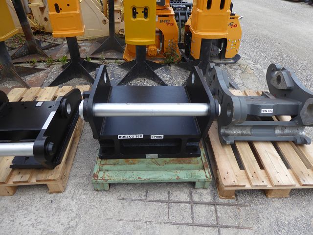 Herstellerkontext – drei Adapterplatten auf Paletten, rechts die angebotene SW-66-Platte (Etikett 'SW 66'), Mitte ein klar anderer Artikel mit Etikett 'ROBI CG 35R / I 7000' (anderer Hersteller/Typ, nicht Teil des Artikels)