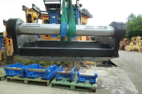 SW-Adapterplatte SW 66 ART-271-107 – hängend im Lagerhof, im Hintergrund eine Reihe blauer Likufix-Schnellkupplungen (nicht Teil des Artikels)