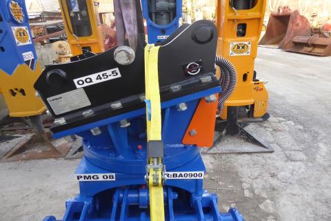 SW-Adapterplatte Oilquick OQ 45-5 ART-271-110 – Nahaufnahme montiert an Trevi PMG08-Abbruchsortiergreifer, Etikett 'OQ 45-5'