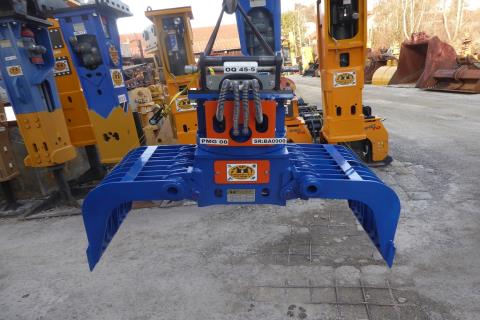 SW-Adapterplatte Oilquick OQ 45-5 ART-271-110, montiert an blauem Trevi PMG60-Abbruchsortiergreifer im Lagerhof
