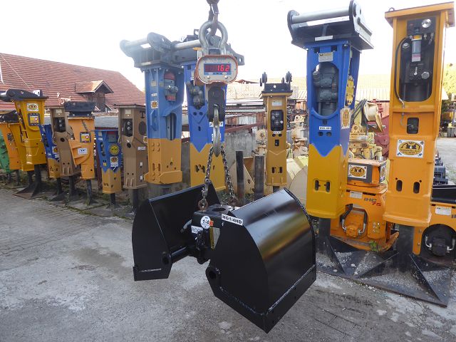 2-Schalen-Hydraulik-Greifer ART-274-001 – Kranwaage zeigt 162 kg, Weitwinkel Lagerreihe