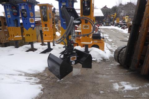 2-Schalen-Hydraulik-Greifer ART-274-004 – hängend im winterlichen Lagerhof mit Schnee, Etikett HG 1/4