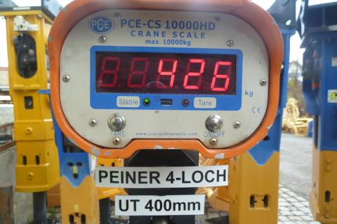 Greifer-Unterteil ART-274-012 – Kranwaage PCE-CS 10000HD Nahaufnahme, zeigt 426 kg, Etikett PEINER 4-LOCH und UT 400mm