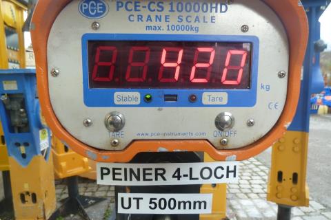 Greifer-Unterteil ART-274-013 – Kranwaage PCE-CS 10000HD Nahaufnahme, zeigt 420 kg, Etikett PEINER 4-LOCH und UT 500mm