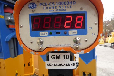 Greifer-Rahmen ART-274-023 – Kranwaage PCE-CS 10000HD Nahaufnahme, zeigt 28 kg, Etikett GM 10, 45-148-85-148-45