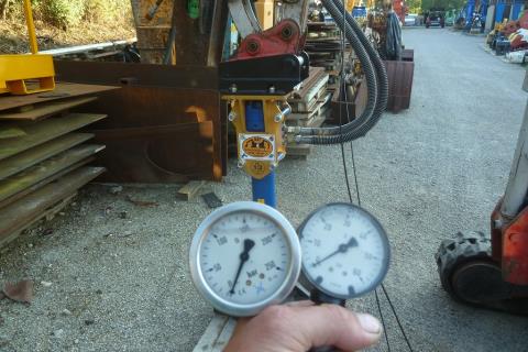 Hydraulikhammer ART-45-003 – Funktionstest am Bagger mit zwei Druckmessgeräten, SAT-Logo sichtbar