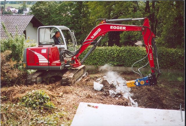 Hydraulikhammer ART-45-006 – Einsatzfoto (älterer Bildstil), roter EGGER-Bagger mit montiertem ROCK-Hammer beim Abbruch