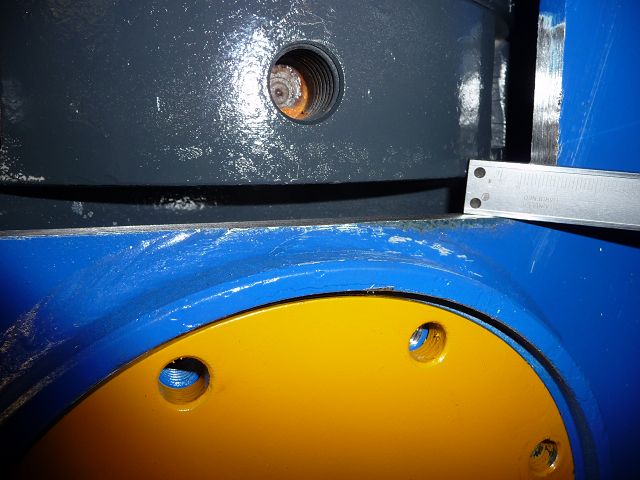 Hydraulikhammer ART-45-009 – Werkstatt, Nahaufnahme Dichtung/Verschlussschraube mit Maßband