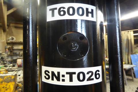 Hydraulikhammer ART-45-012 – Werkstatt, Nahaufnahme Zylinder mit direkter Beschriftung T600H, SN:T026