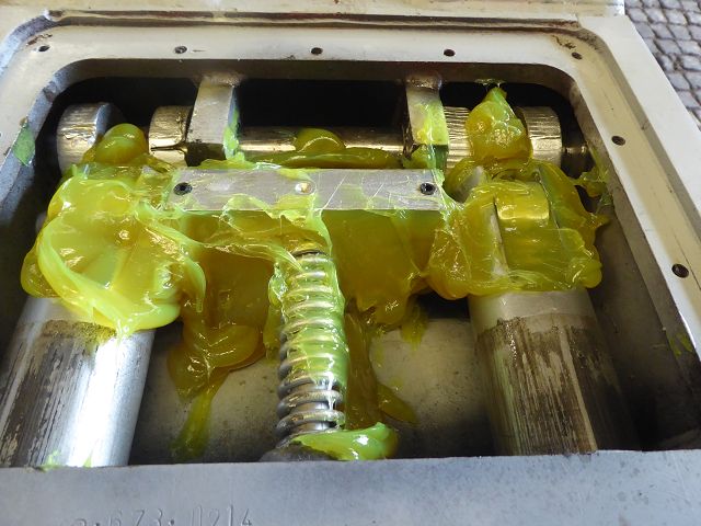KSW MS 10 – Werkstatt, eingefettete Verriegelungsmechanik vor Montage