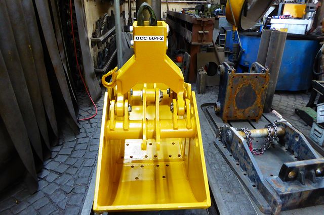 Liebherr GM 8/GM 10 – Werkstatt, Gesamtansicht mit Anbauteilen und Ersatzkomponenten