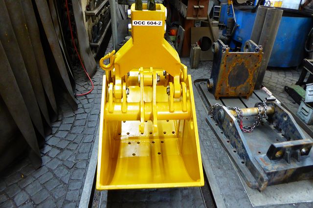 Liebherr GM 8/GM 10 – Werkstatt, auf Steinboden liegend, Rückansicht mit Bolzenbohrungen