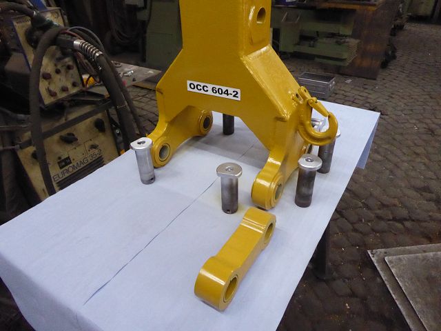Liebherr GM 8/GM 10 – Werkstatt, Rahmenoberteil mit ausgebauten Bolzen und Buchsen