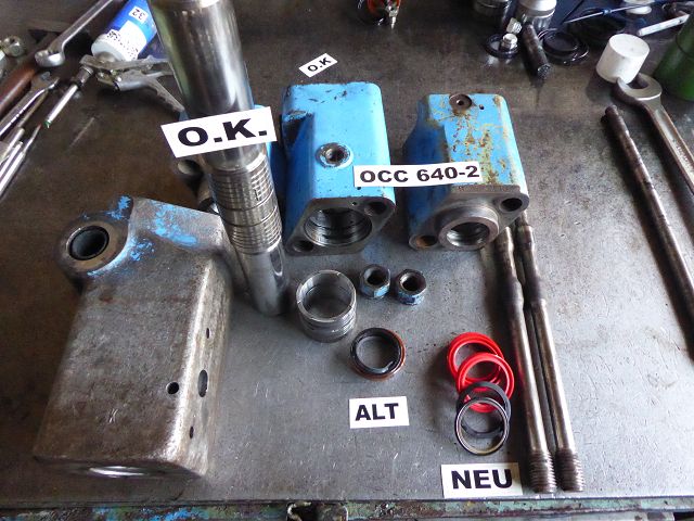 KRUPP HM 55 – Werkstattfoto, zerlegte Dichtungen und Buchsen mit O.K./ALT/NEU-Etikettierung